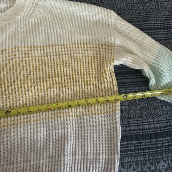 Size medium sweater - Picture 5 of 5